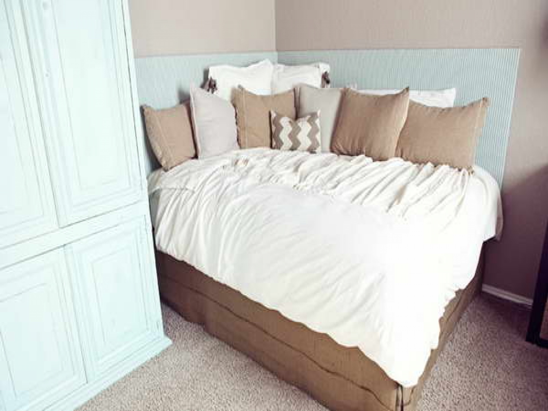 подушки на стену у кровати икеа