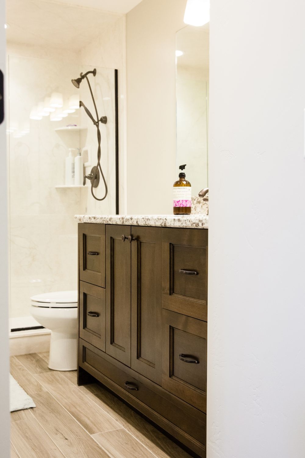 How to Decorate a Bathroom Without Clutter Tips
