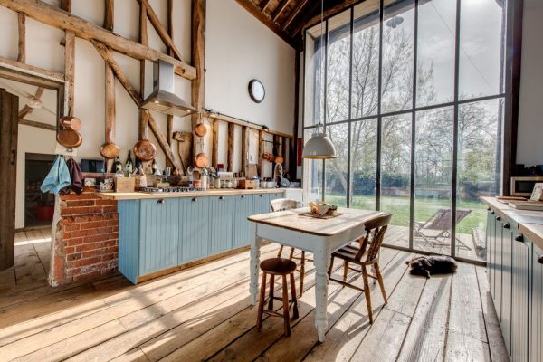 панорамные окна в доме кухни в деревенском стиле