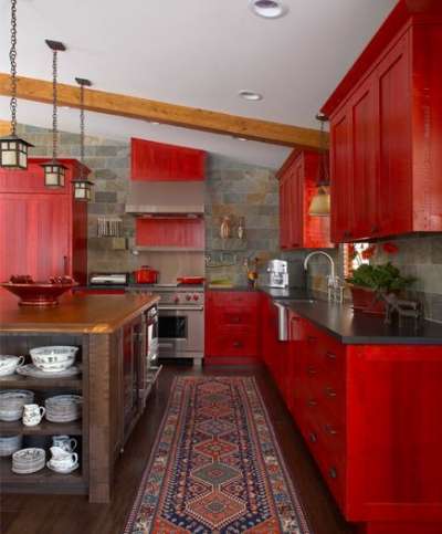 красная мебель на кухне кантри