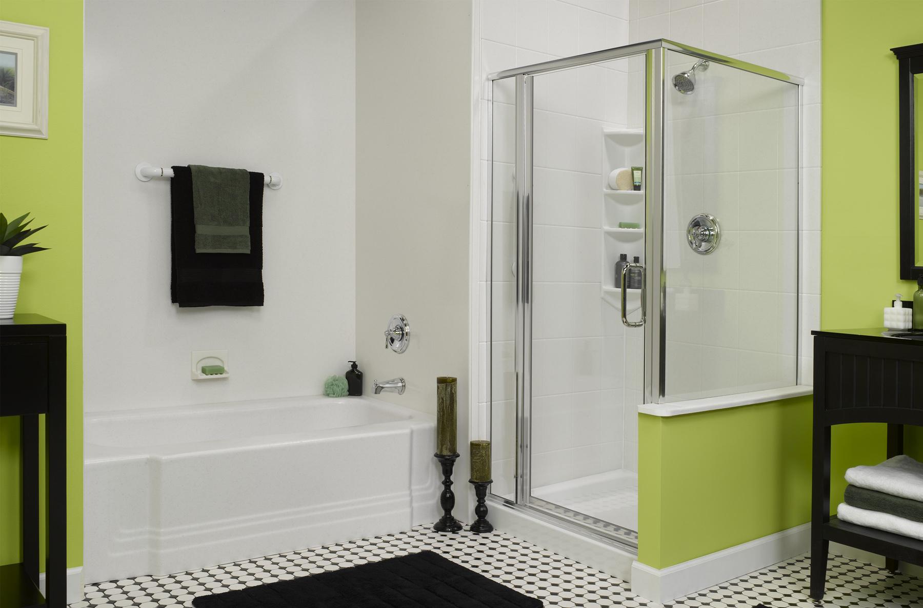 Душевая в бело-зеленой ванной комнате