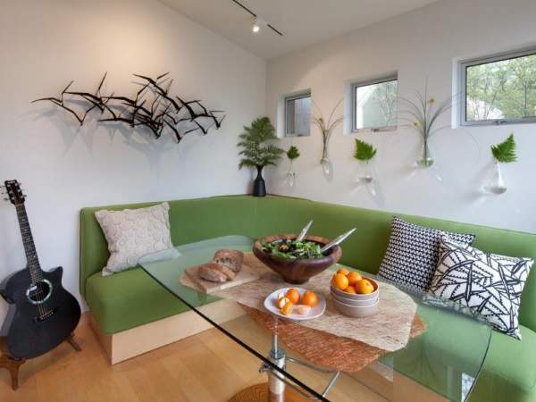 удобный зеленый угловой диван на кухню