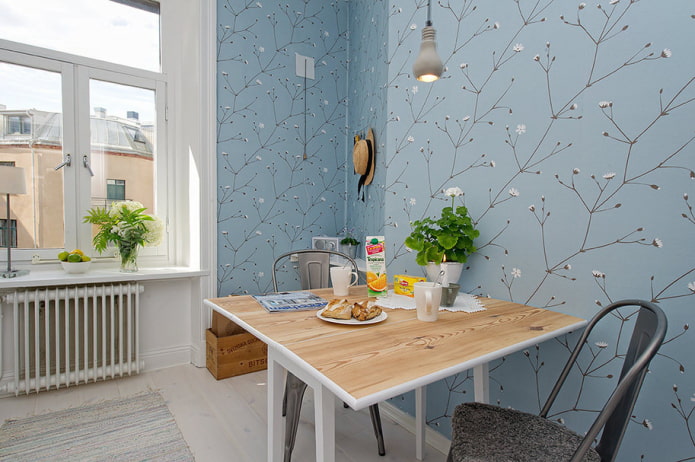 кухня в скандинавском стиле с голубыми обоями