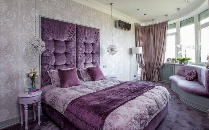 Серые обои в интерьере спальни с фиолетовой мебелью и шторами