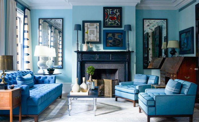 Сине-голубой интерьер гостиной с камином