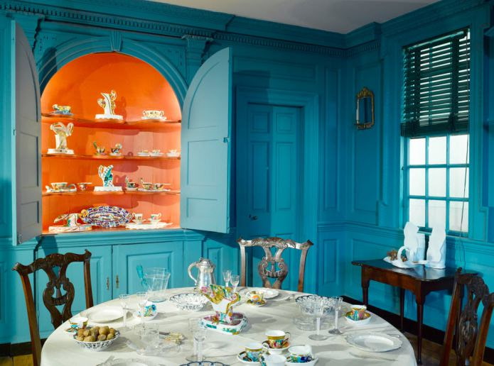 Оранжево-голубой интерьер кухни в классическом стиле