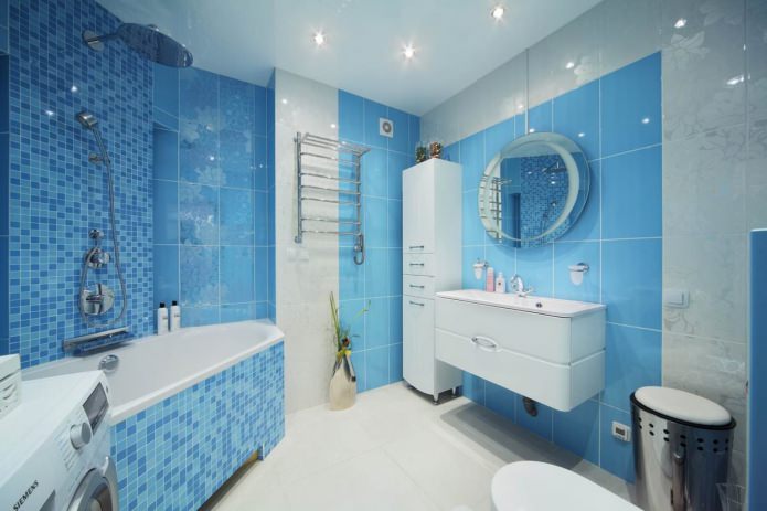 Бело-голубой интерьер ванной