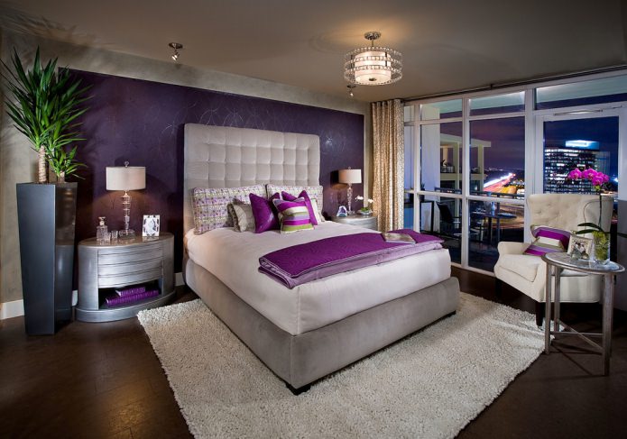 спальня с фиолетовыми обоями