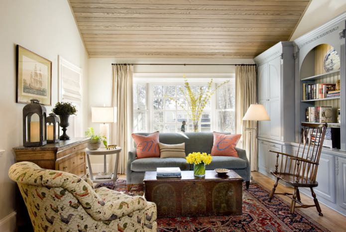 интерьер гостиной с деревянным потолком и однотонными светлыми стенами