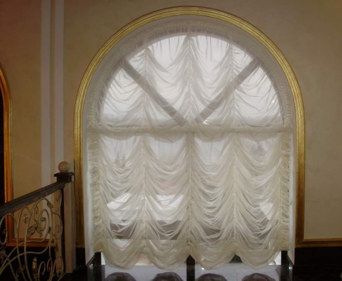 шторы маркизы на арочном окне