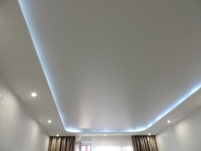белая натяжная потолочная конструкция с подсветкой