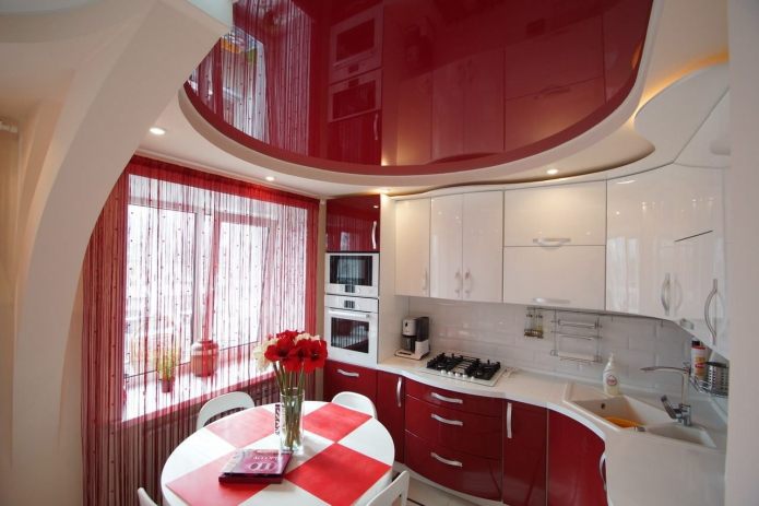 двухцветная двухуровневая конструкция на кухне