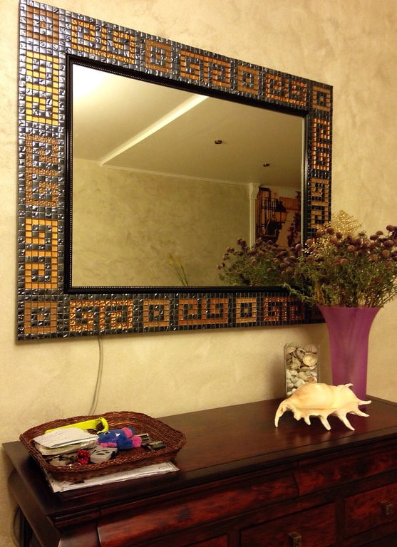 зеркало в мозаичной рамке в интерьере