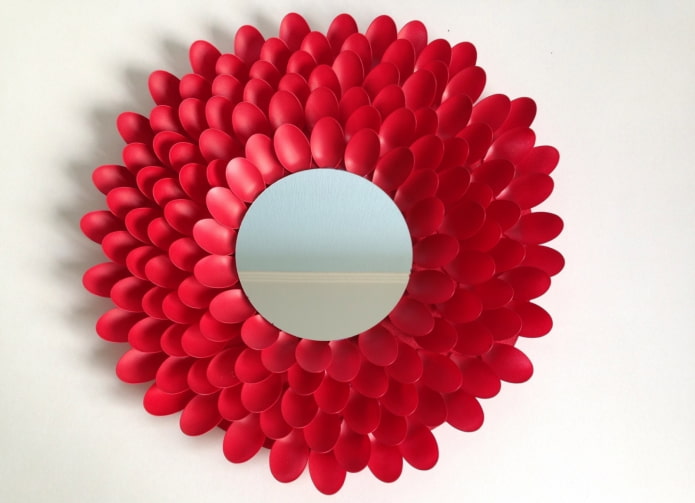 зеркало декорированное пластиковыми ложками 