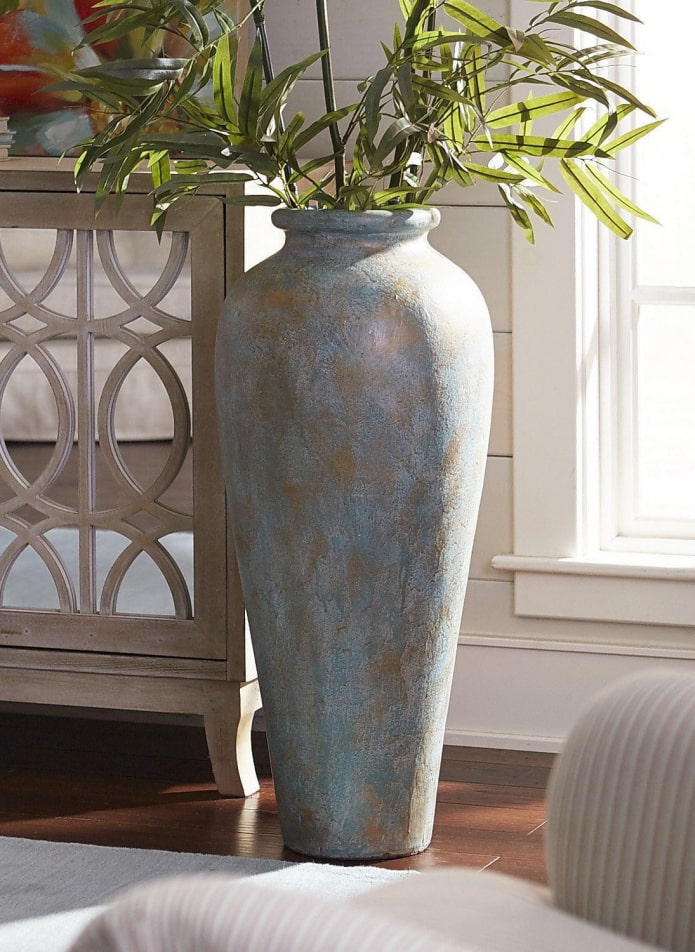 напольная ваза из декоративного камня