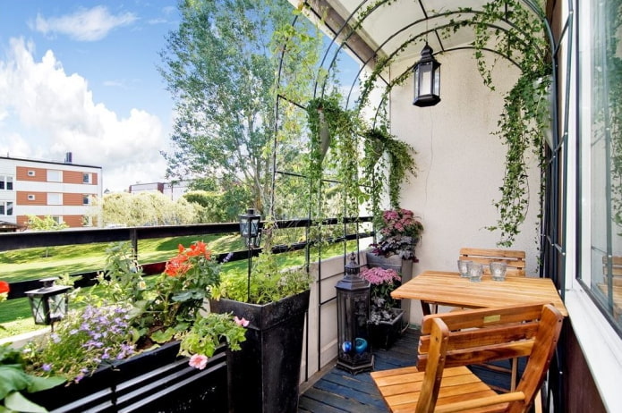 дизайн домашнего сада в интерьере балкона