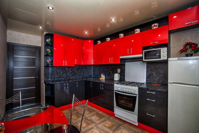 Красно-черная кухня с темной дверью