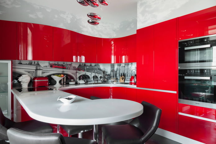 Красная кухня с белыми и черными деталями