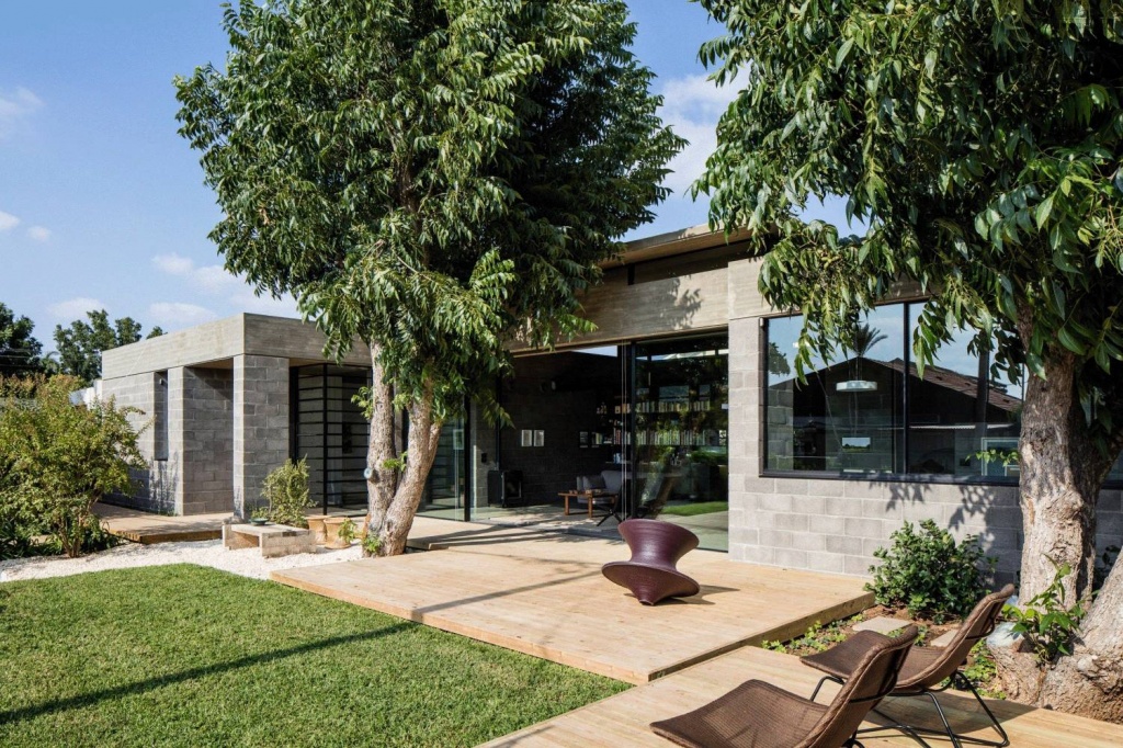 Практичный дом в стиле минимализм из бетонных блоков