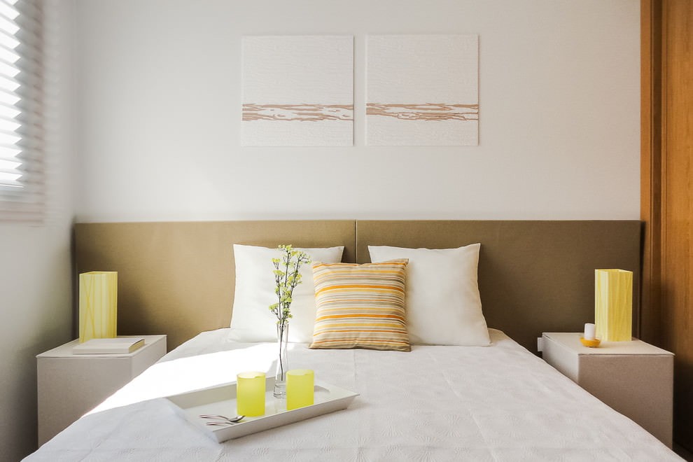 Модульные картины в спальне стиля минимализма