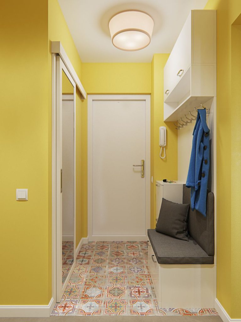 Дизайн небольшой прихожей с желтыми стенами