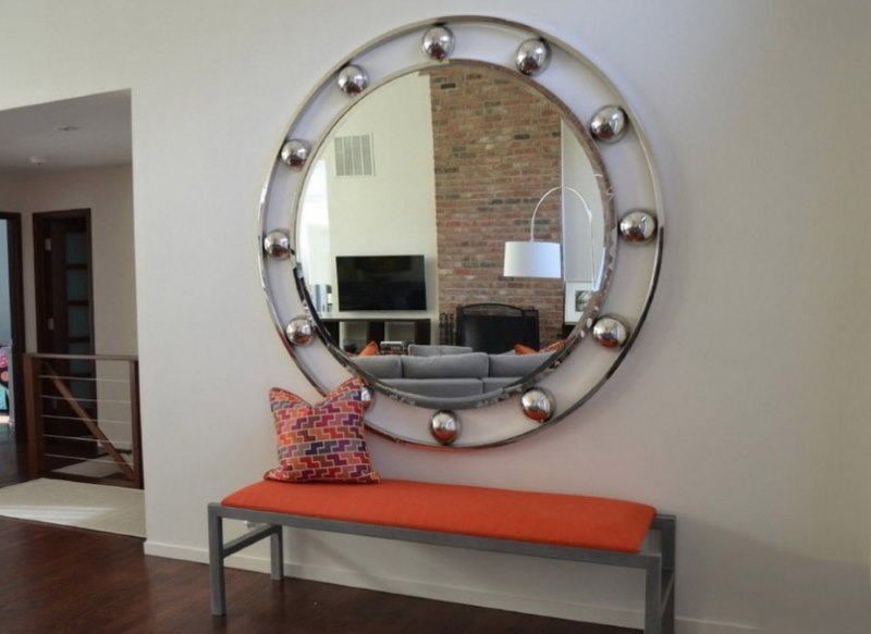 Настенное зеркало круглой формы в прихожей модерн