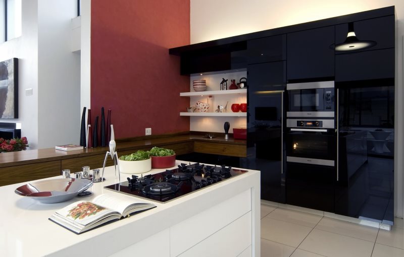 Белый кухонный остров на кухне с черными шкафами