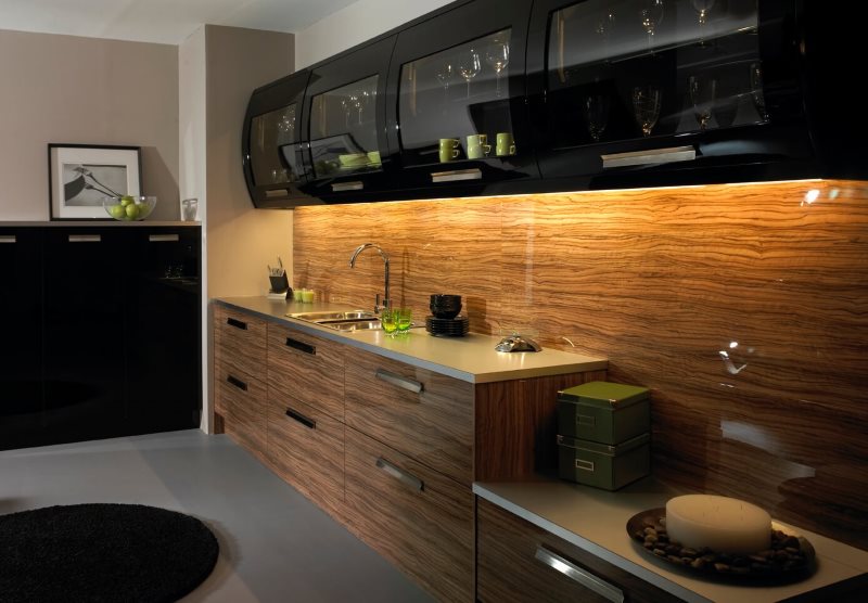 Сочетание черного цвета с древесным оттенком в интерьере кухни