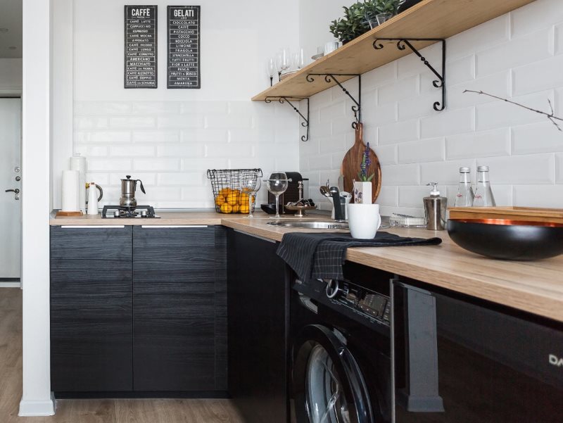 Деревянная столешница кухонного гарнитура в скандинавском стиле