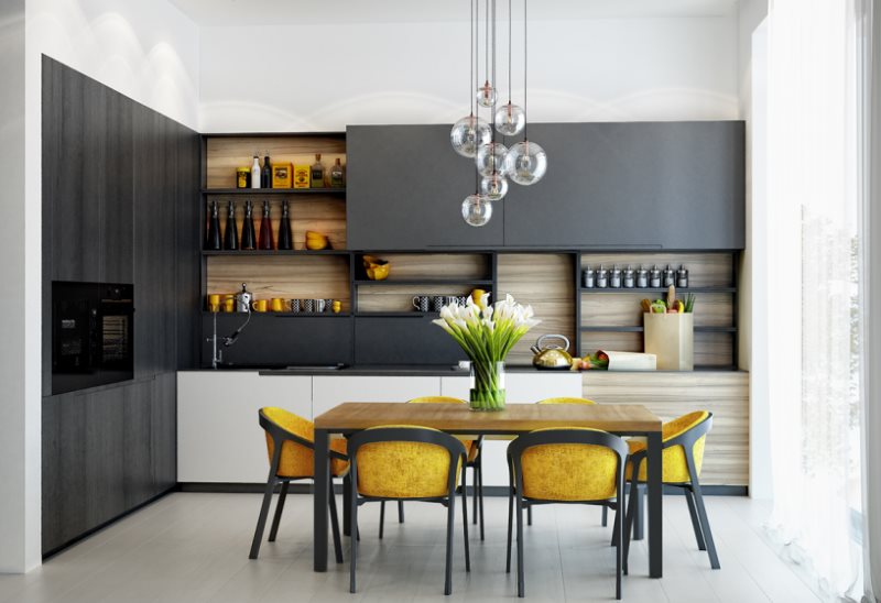 Желто-серые стулья за кухонным столом
