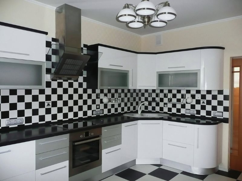 Черно-белый фартук в интерьере современной кухни