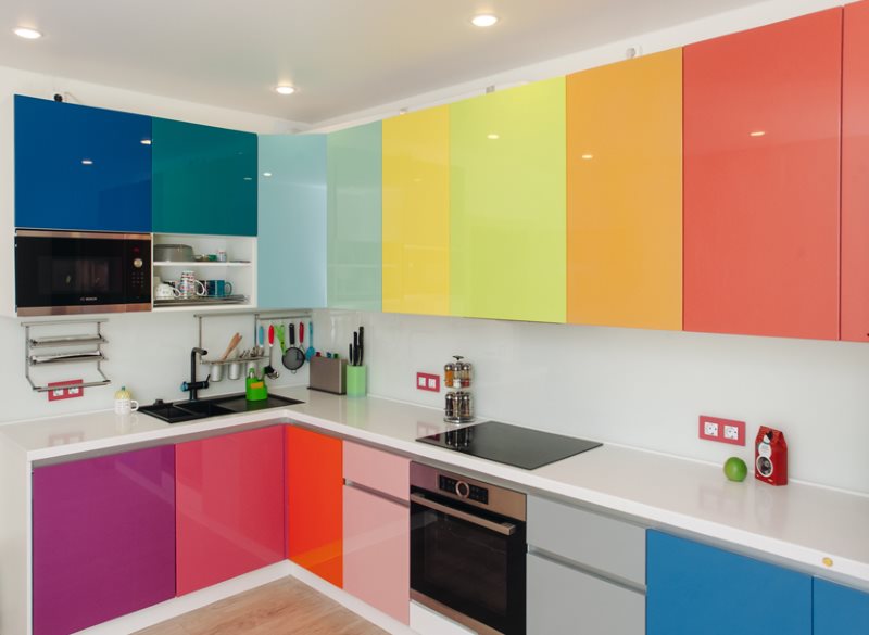 Разноцветные фасады кухонного гарнитура с эмалевым покрытием