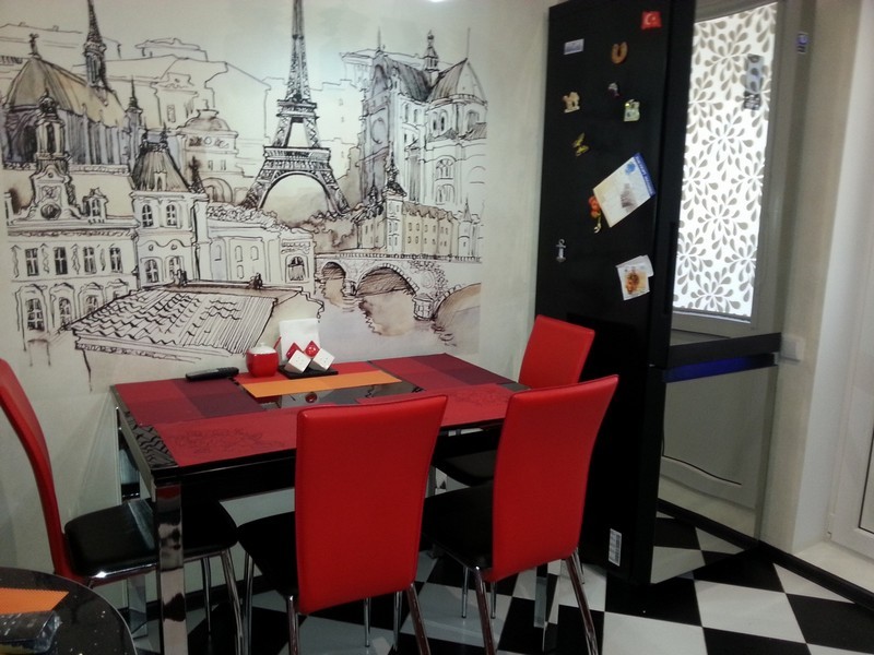 Фотообои с изображением Парижа на стене кухни в городской квартире