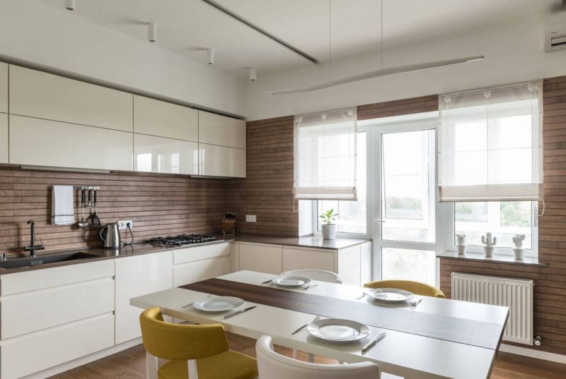 Белые поверхности кухонного гарнитура с ламинированными фасадами