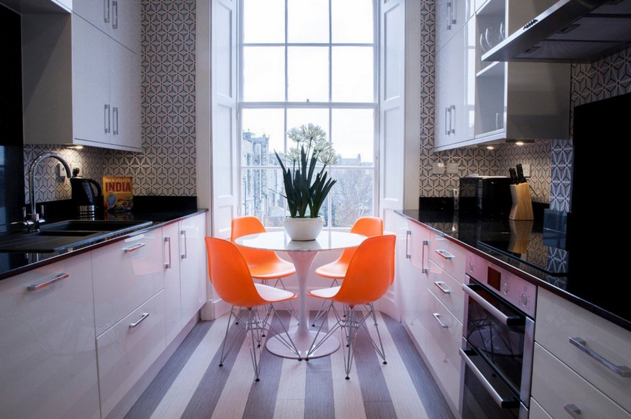 Оранжевые стулья в узкой кухни параллельной планировки