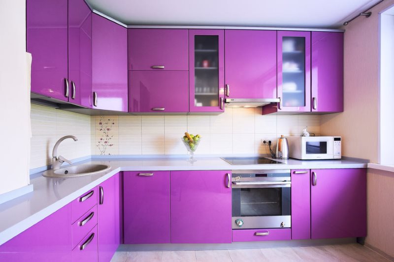 Фиолетовые фасады кухни из качественного пластика