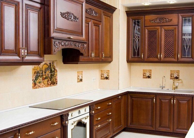 Кухонный гарнитур с ПВХ-пленкой в классическом стиле