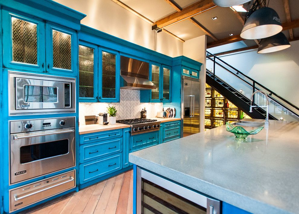 Линейный гарнитур синего цвета в кухне-гостиной частного дома