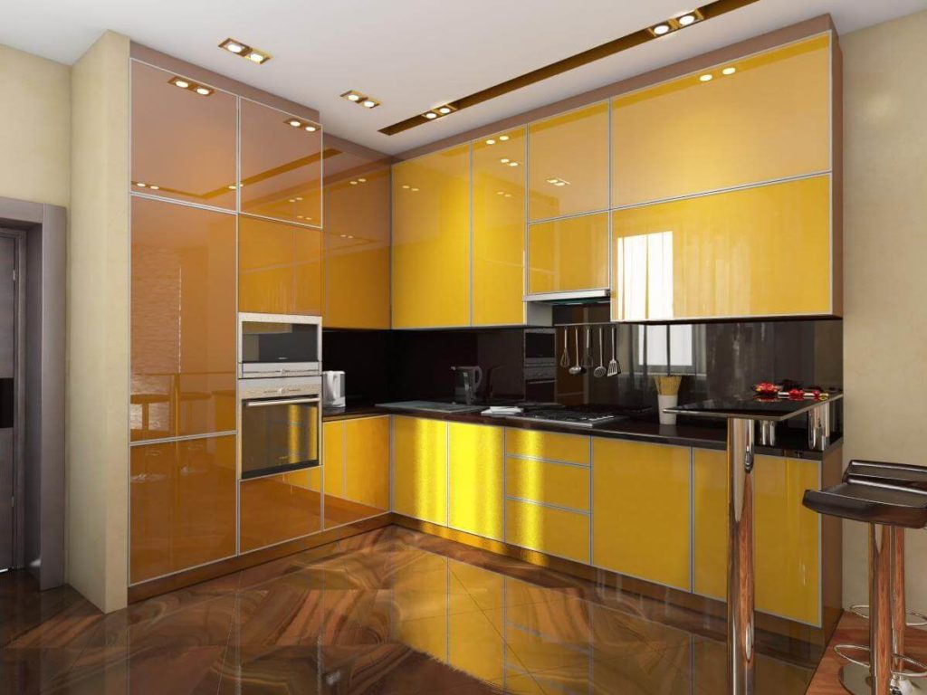 Желтые поверхности стеклянных фасадов кухни