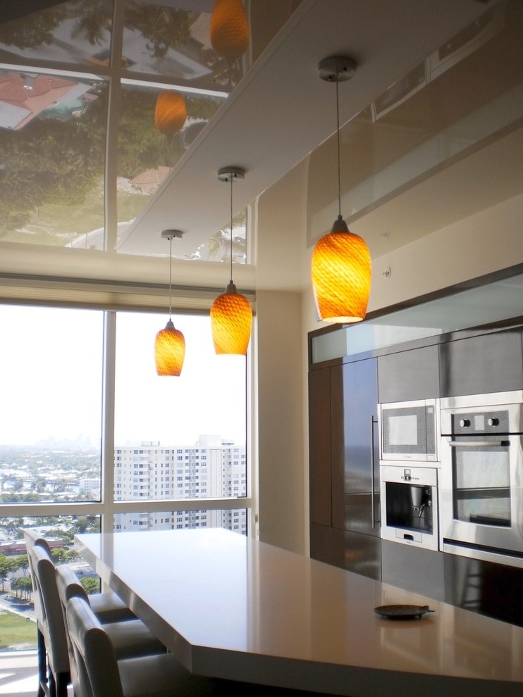 Подвесной светильник на кухне с панорамным окном