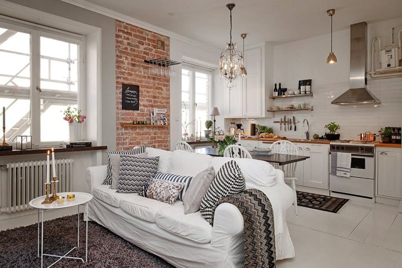 Белый диван в кухне-гостиной скандинавского стиля