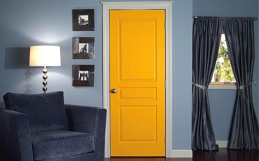 Яркая желтая дверь в комнате с черными шторами