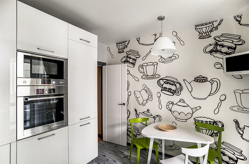 Черно-белые рисунки посуды на стене кухни