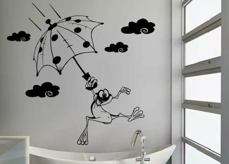 Белая стена ванной комнаты с черным рисунком
