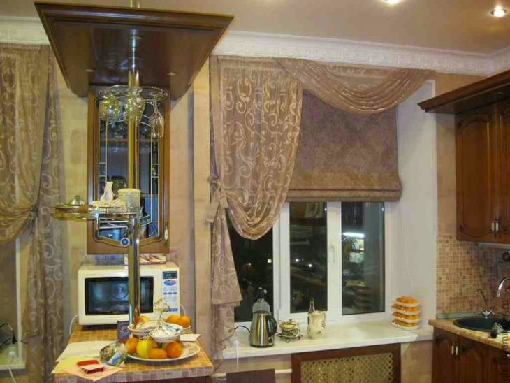 Сочетание тюля со шторой римского типа на окне кухни