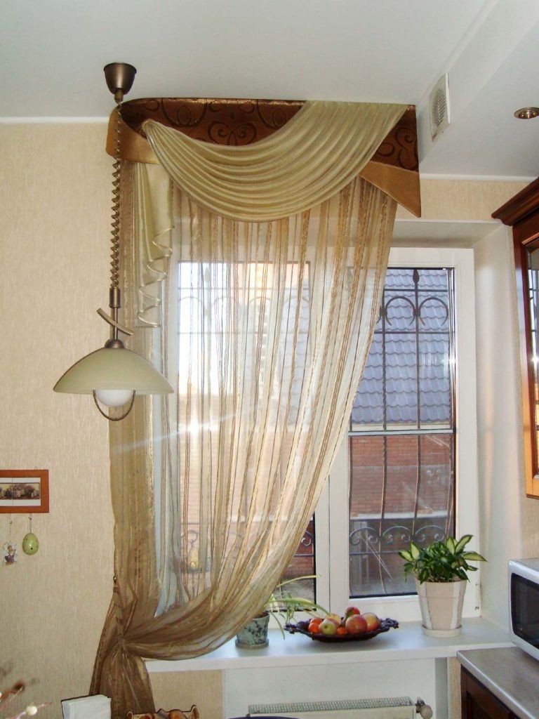Ламбрекен на кухонном окне с решетками
