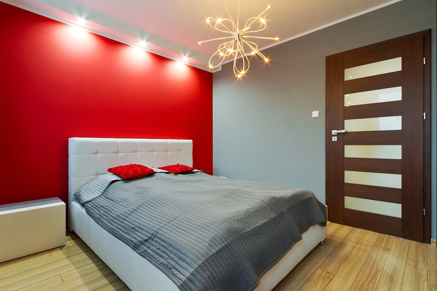 Красно-серая спальня в современном стиле