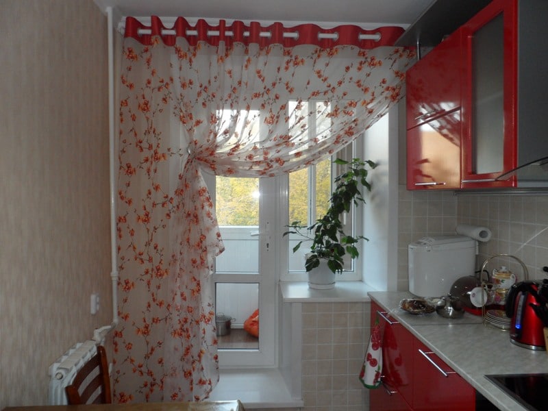 Тюлевая штора на кухне с балконом