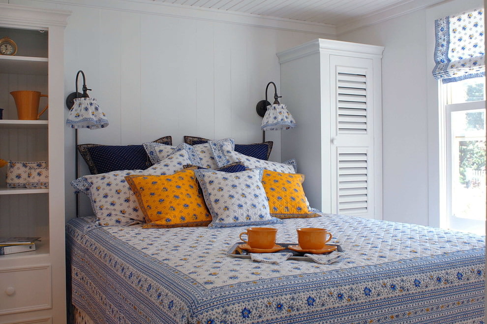 Небольшая спальня в стиле прованс с цветочным текстилем