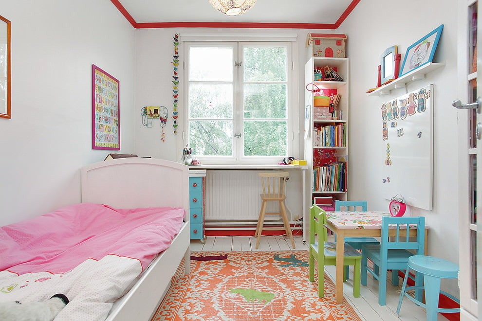 Белая детская комната с ярким декором